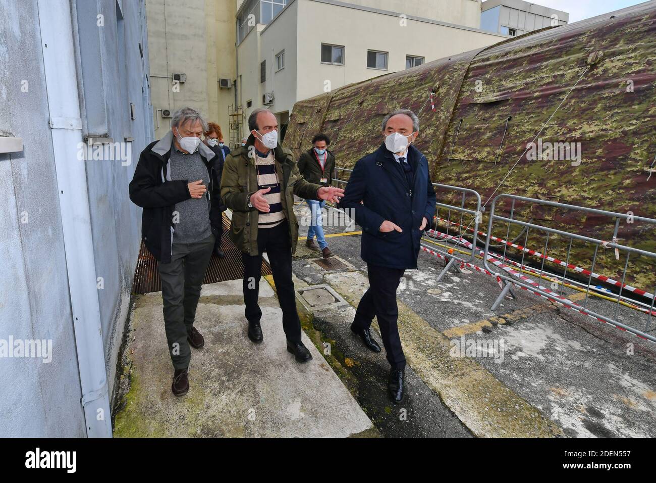 Crotone, Italia - 01 dicembre 2020 - Gino strada visita l'ospedale militare montato a Crotone per affrontare l'emergenza Covid-19 in provincia. Foto Stock