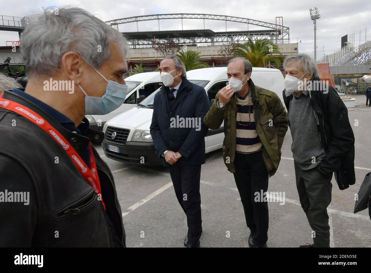 Crotone, Italia - 01 dicembre 2020 - Gino strada visita l'ospedale militare montato a Crotone per affrontare l'emergenza Covid-19 in provincia. Foto Stock