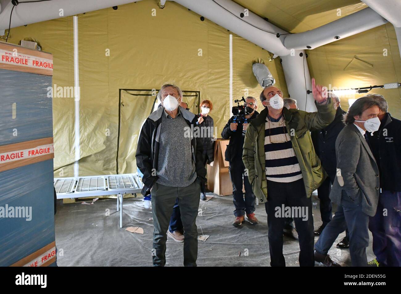 Crotone, Italia - 01 dicembre 2020 - Gino strada visita l'ospedale militare montato a Crotone per affrontare l'emergenza Covid-19 in provincia. Foto Stock