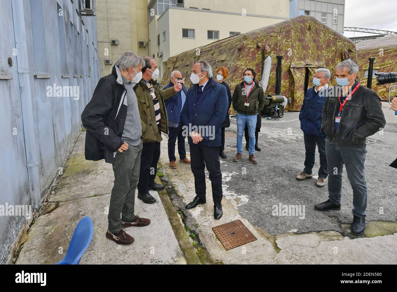 Crotone, Italia - 01 dicembre 2020 - Gino strada visita l'ospedale militare montato a Crotone per affrontare l'emergenza Covid-19 in provincia. Foto Stock