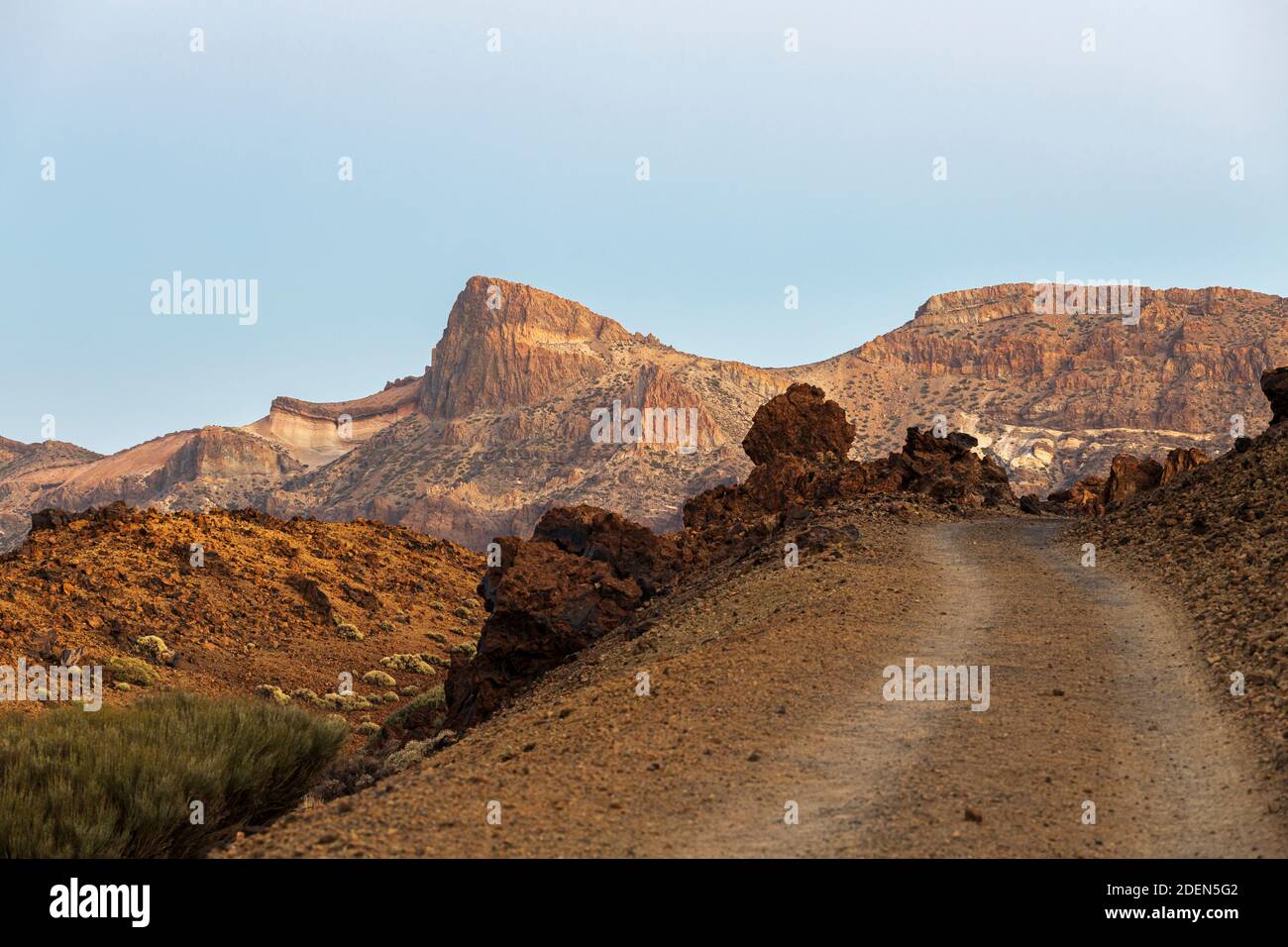 La luce del tramonto si illumina sul paesaggio vulcanico e sulle formazioni rocciose del Parco Nazionale Las Canadas del Teide, Tenerife, Isole Canarie, Spagna Foto Stock