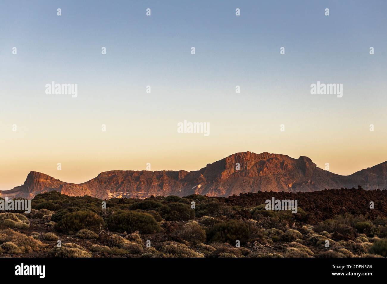 La luce del tramonto si illumina sul paesaggio vulcanico e sulle formazioni rocciose del Parco Nazionale Las Canadas del Teide, Tenerife, Isole Canarie, Spagna Foto Stock