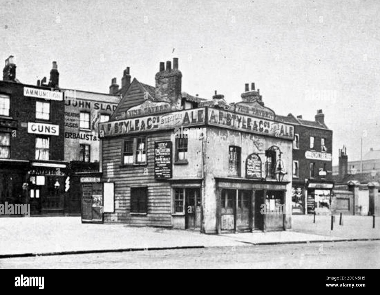 Vecchia fotografia della Vine Tavern, Mile End pensò di essere sul posto dal 1625. Fu demolito all'inizio del 1900. Foto Stock