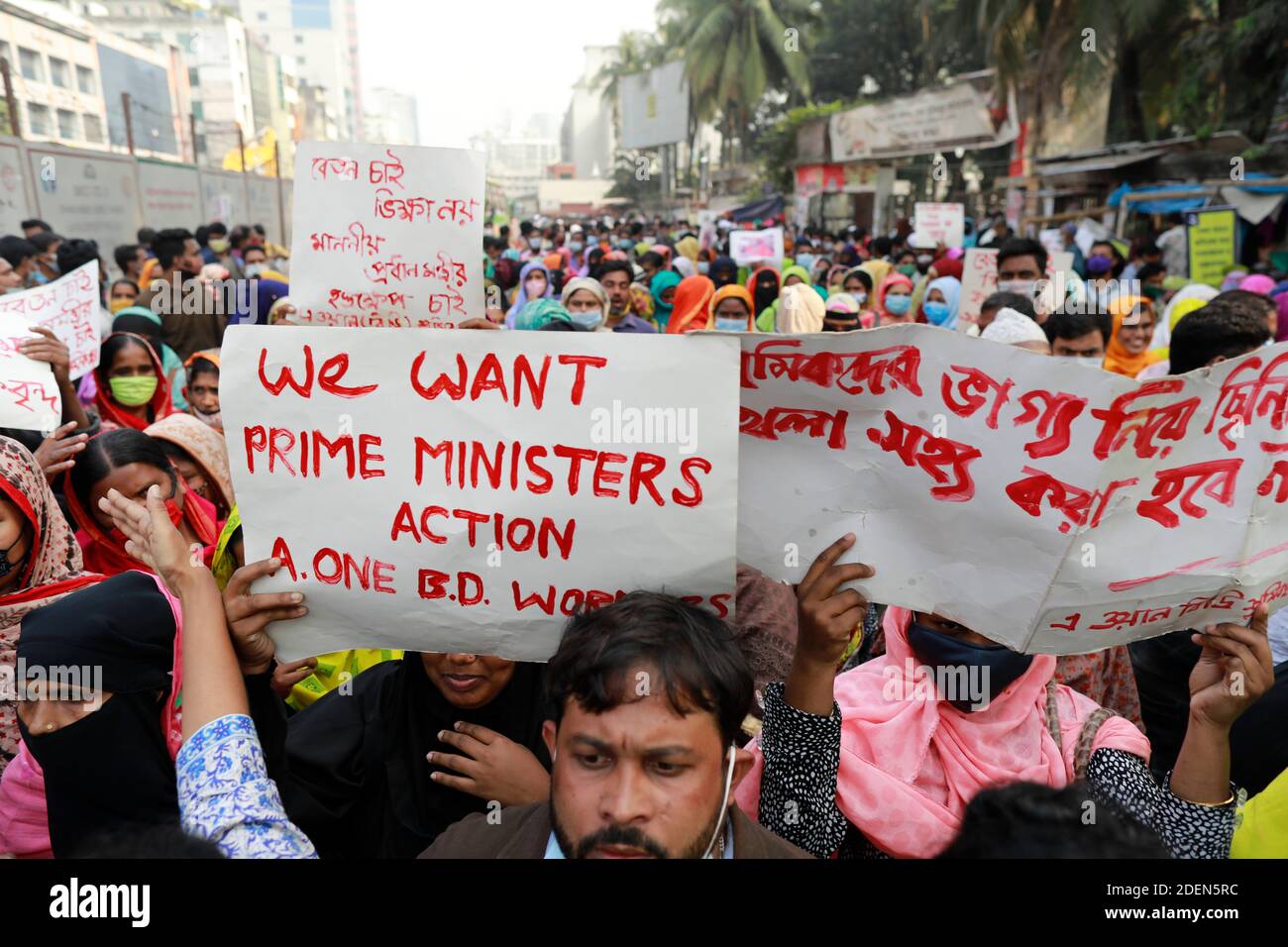 Dhaka, Bangladesh. 1 dicembre 2020. I lavoratori di abbigliamento del Bangladesh provenienti dalla A1 (BD) Limited si riuniscono in una protesta che chiede salari dovuti per 11 mesi, a Dhaka, Bangladesh, 1 dicembre 2020. Credit: Suvra Kanti Das/ZUMA Wire/Alamy Live News Foto Stock