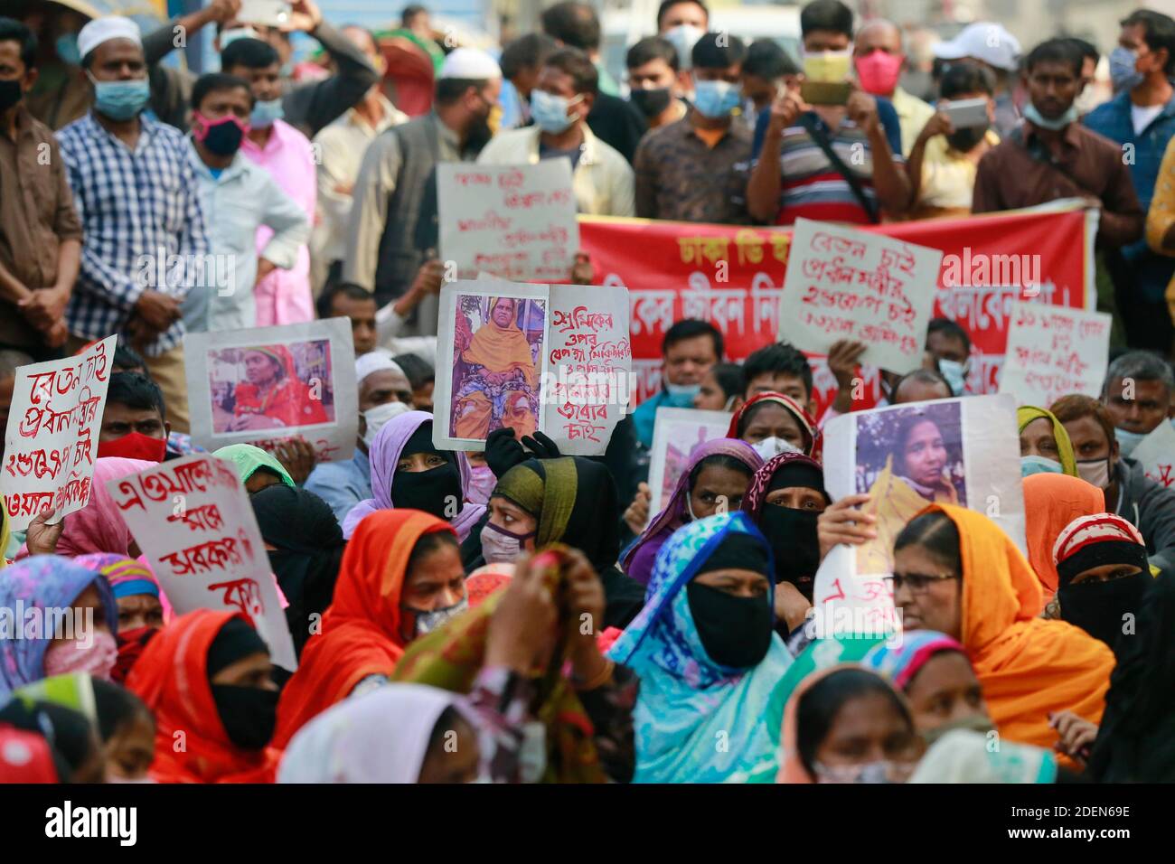 Dhaka, Bangladesh. 1 dicembre 2020. I lavoratori di abbigliamento del Bangladesh provenienti dalla A1 (BD) Limited si riuniscono in una protesta che chiede salari dovuti per 11 mesi, a Dhaka, Bangladesh, 1 dicembre 2020. Credit: Suvra Kanti Das/ZUMA Wire/Alamy Live News Foto Stock
