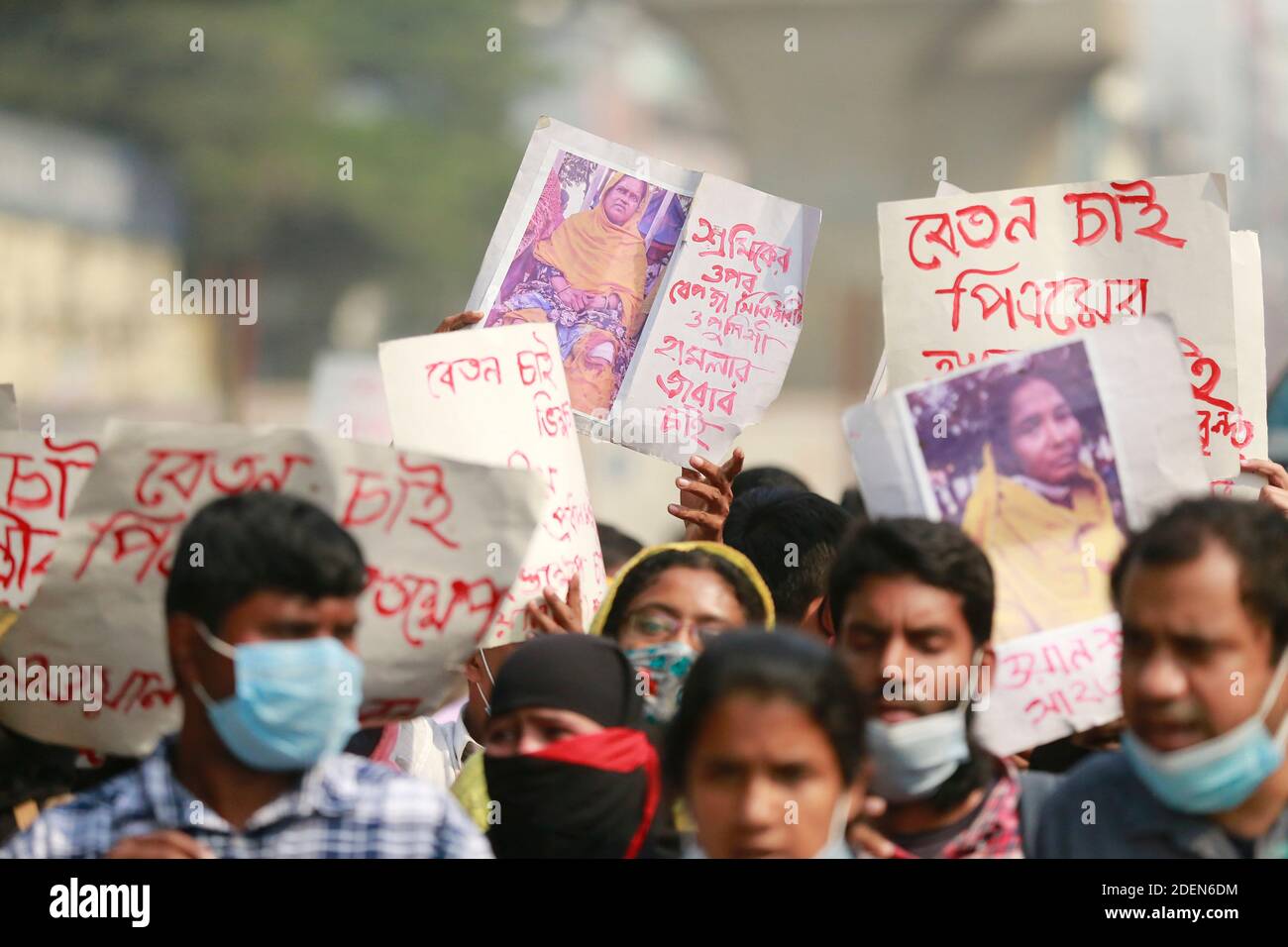 Dhaka, Bangladesh. 1 dicembre 2020. I lavoratori di abbigliamento del Bangladesh provenienti dalla A1 (BD) Limited si riuniscono in una protesta che chiede salari dovuti per 11 mesi, a Dhaka, Bangladesh, 1 dicembre 2020. Credit: Suvra Kanti Das/ZUMA Wire/Alamy Live News Foto Stock