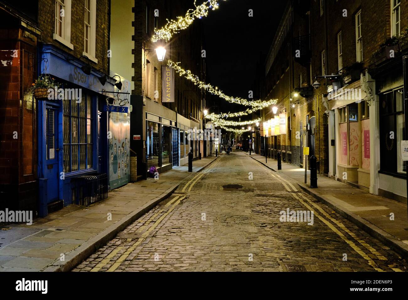 Un Covent Garden desertato, Londra, la prima sera durante la pandemia di Coronavirus del 2020 Foto Stock
