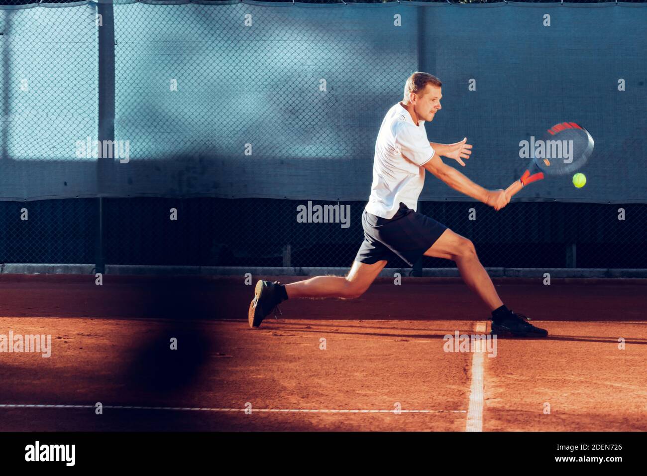 Il tennista proffesional batte una palla durante la partita Foto Stock