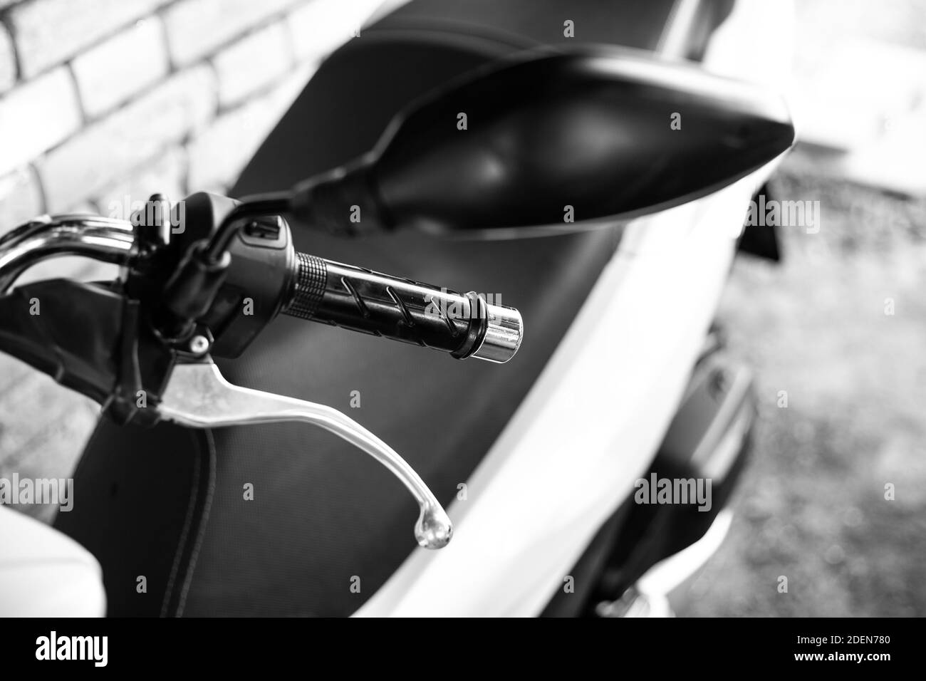 maniglia del manubrio della motocicletta. Linee fluide di un veicolo bello. Foto in bianco e nero. Foto Stock