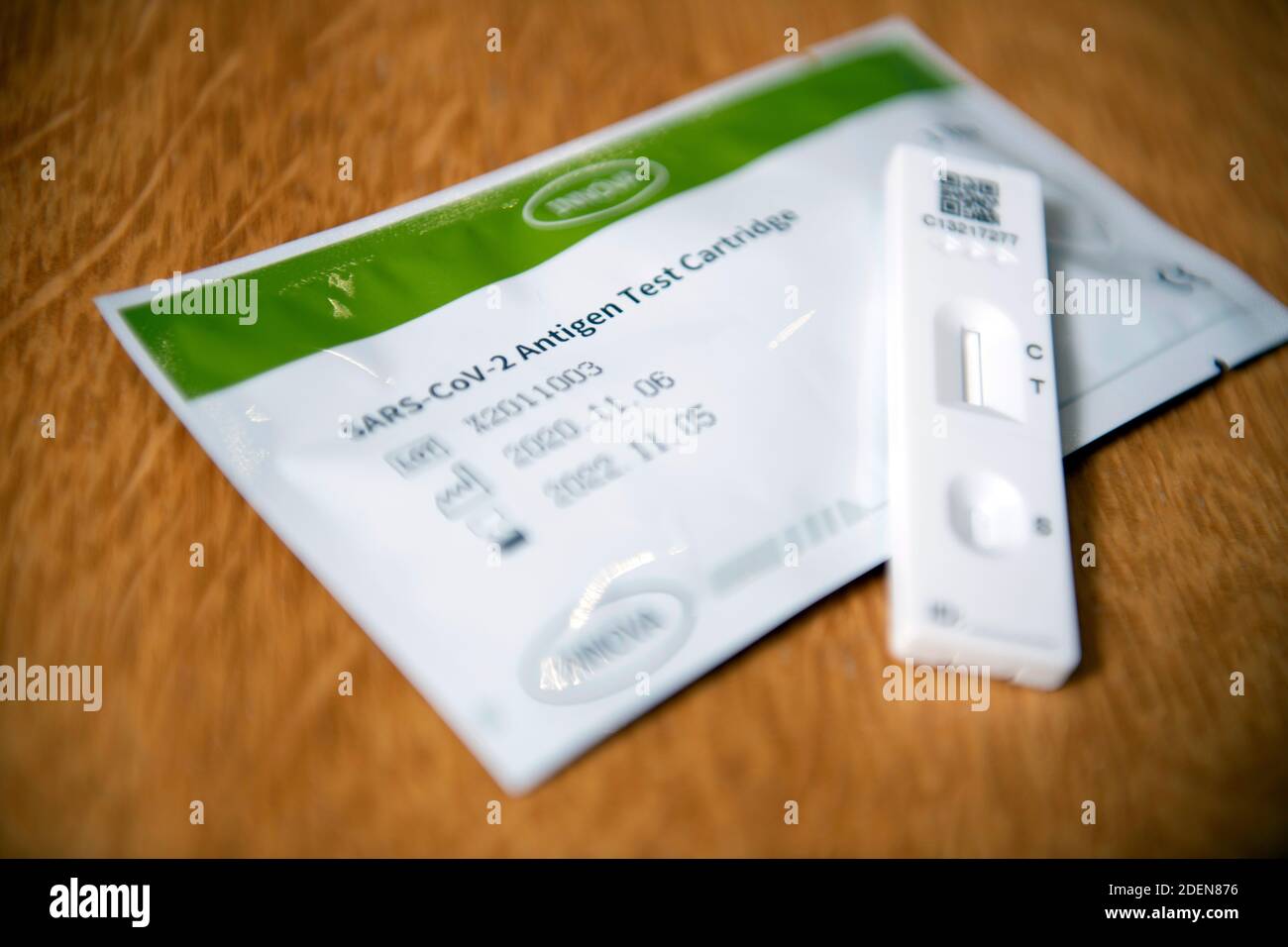 Kit di test rapido fornito a molti NHS staff per consentire loro di testare se stessi per UN sintomatico Covid-19 Corona Virus sintomi. Foto Stock