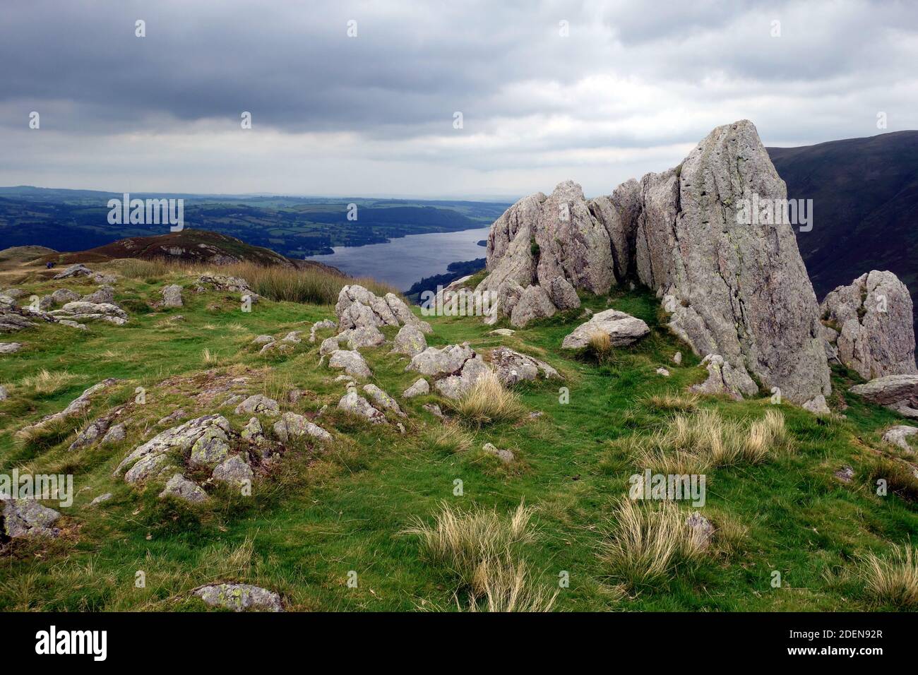 Ullswater dal Summit Rock Tor di 'Pikeawassa' sul Wainwright 'Teel Knotts' a Martindale, Lake District National Park, Cumbria, Inghilterra, Regno Unito. Foto Stock