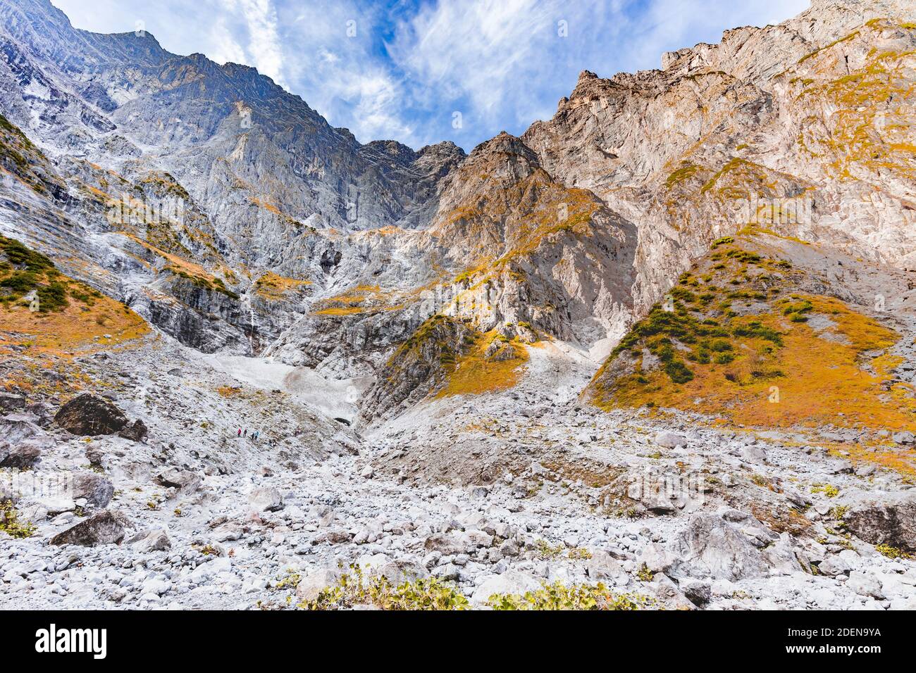 La Cappella di ghiaccio, un campo di neve permanente ai piedi della famosa faccia orientale del Watzmann in Berchtesgadener Land, Baviera, Germania. Foto Stock