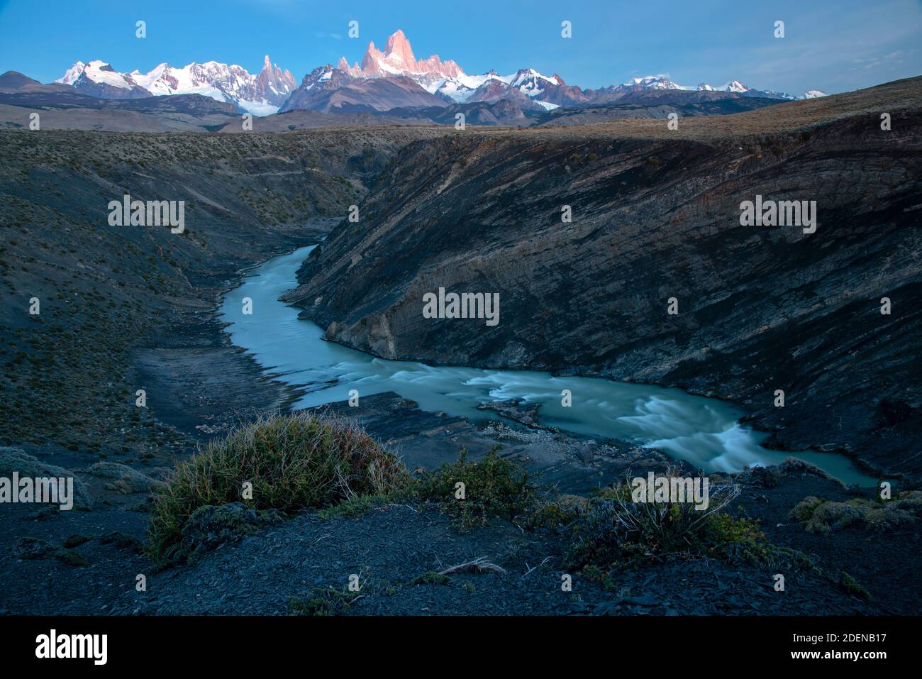 America del Sud, Patagonia, Argentina, Parco Nazionale Los Glaciares, Monte Fitz Roy e fiume Chalten Foto Stock
