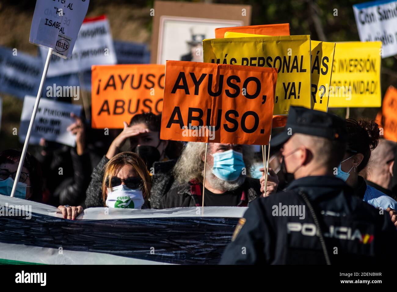 Madrid, Spagna. 1 dicembre 2020. Persone che protestano con cartelli contro il presidente regionale Isabel Diaz Ayuso durante l'inaugurazione dell'Enfermera Isabel Zendal Hospital. Il nuovo ospedale di emergenza è stato costruito in tre mesi con un costo approssimativo di 100 milioni di euro da utilizzare per pandemie o emergenze sanitarie, con 1,000 letti che potrebbero prendersi cura di pazienti con coronavirus (COVID-19). Credit: Marcos del Mazo/Alamy Live News Foto Stock