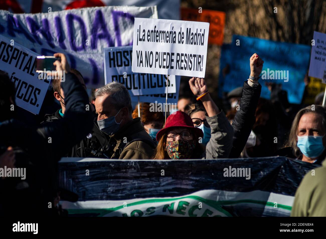 Madrid, Spagna. 1 dicembre 2020. Persone che protestano con cartelli contro l'inaugurazione dell'Enfermera Isabel Zendal Hospital. Il nuovo ospedale di emergenza è stato costruito in tre mesi con un costo approssimativo di 100 milioni di euro da utilizzare per pandemie o emergenze sanitarie, con 1,000 letti che potrebbero prendersi cura di pazienti con coronavirus (COVID-19). Credit: Marcos del Mazo/Alamy Live News Foto Stock