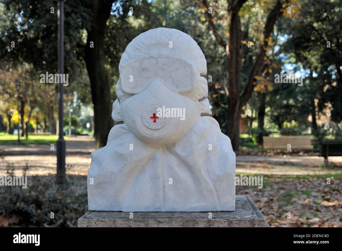Italia, Roma, Pincio, busto in marmo con maschera dedicato ai lavoratori covid 19 Foto Stock