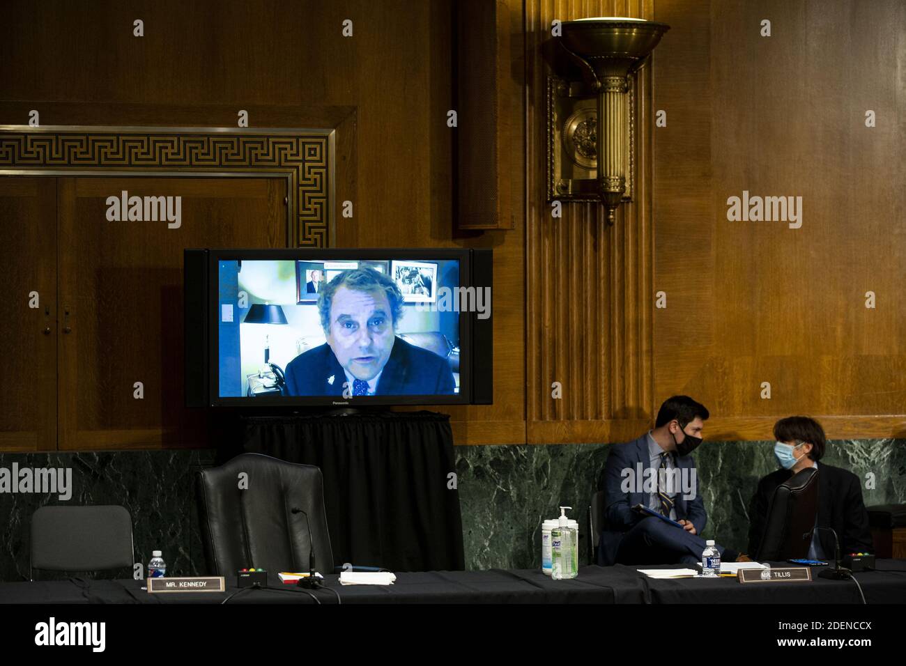 Washington, Stati Uniti. 01 dicembre 2020. Il Sen. Sherrod Brown, D-Ohio, appare tramite video conferenza come la Federal Reserve Jerome Powell e il Segretario del Tesoro Steven Mnuchin testimoniano ad un'audizione del Comitato bancario del Senato su Capitol Hill, martedì 1 dicembre 2020 a Washington, DC. Essi hanno presentato le loro relazioni sul Coronavirus Aid, Relief and Economic Security (CARES) Act. Foto in piscina di al Drago/UPI Credit: UPI/Alamy Live News Foto Stock