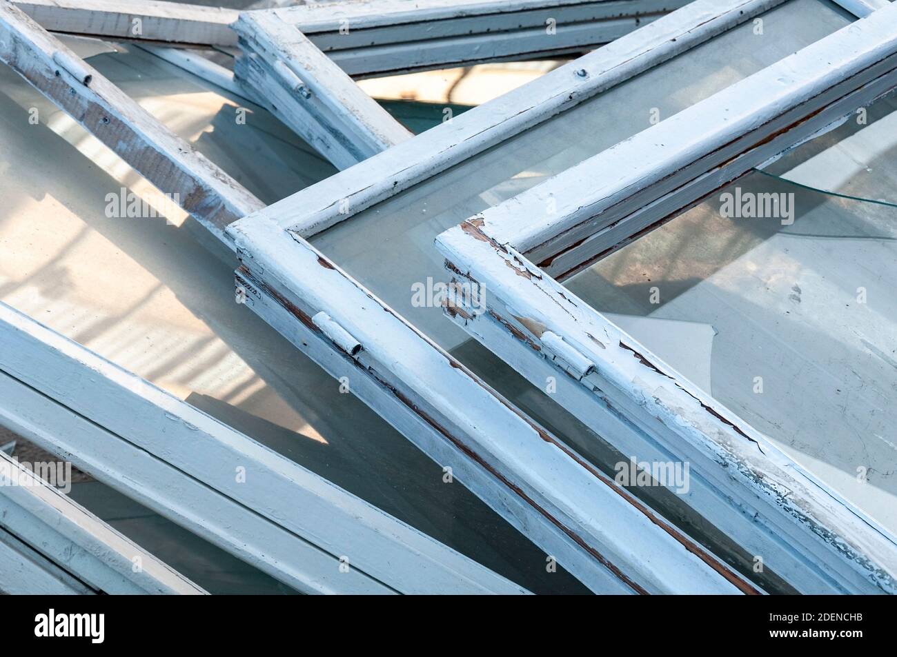 Vecchie finestre in legno bianco con vetri rotti. Foto Stock