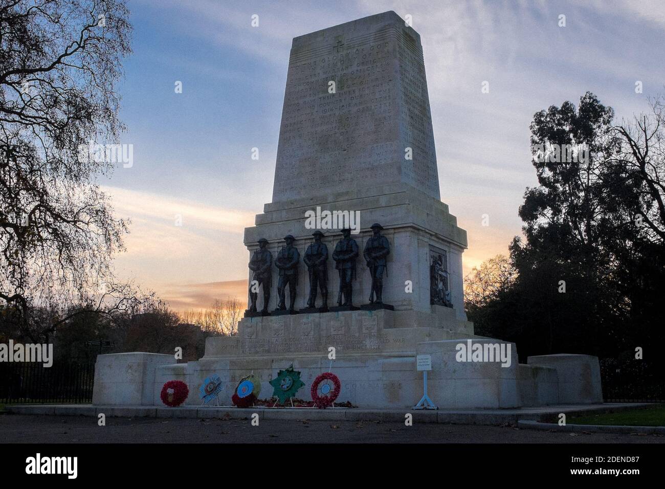 Guards Memorial accanto a St James Park durante il tramonto, Westminster, Londra, Regno Unito Foto Stock