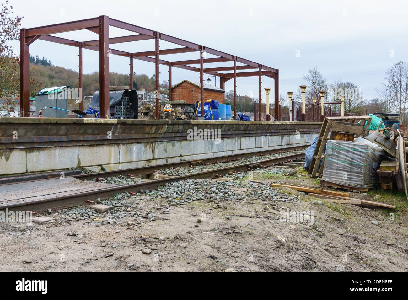 La stazione ferroviaria centrale di Corwen è in costruzione da parte del volontario Llangollen Railway Trust per estendere la loro linea verso la città Di Corwen in Galles Foto Stock
