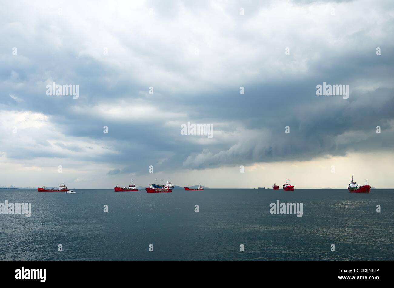 Cielo nuvoloso sulle navi da trasporto nel porto di Marmara, vicino alla città di Istanbul, Turchia. Foto Stock