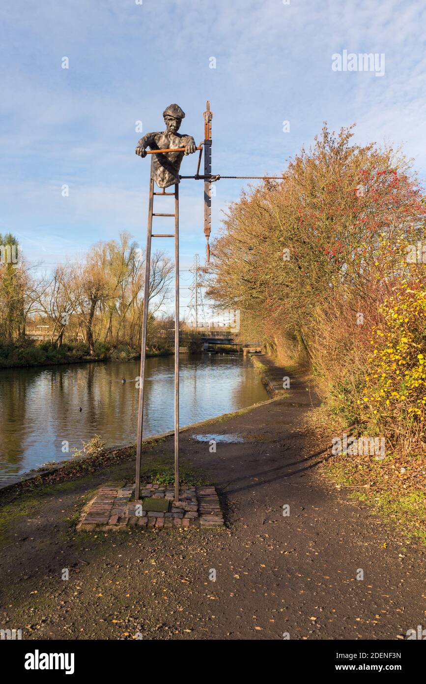 La scultura Rock Driller dell'artista del Black Country Luke Perry mostra un minatore che trivella carbone spessa cucito a mano accanto Titford Pool a Oldbury Foto Stock
