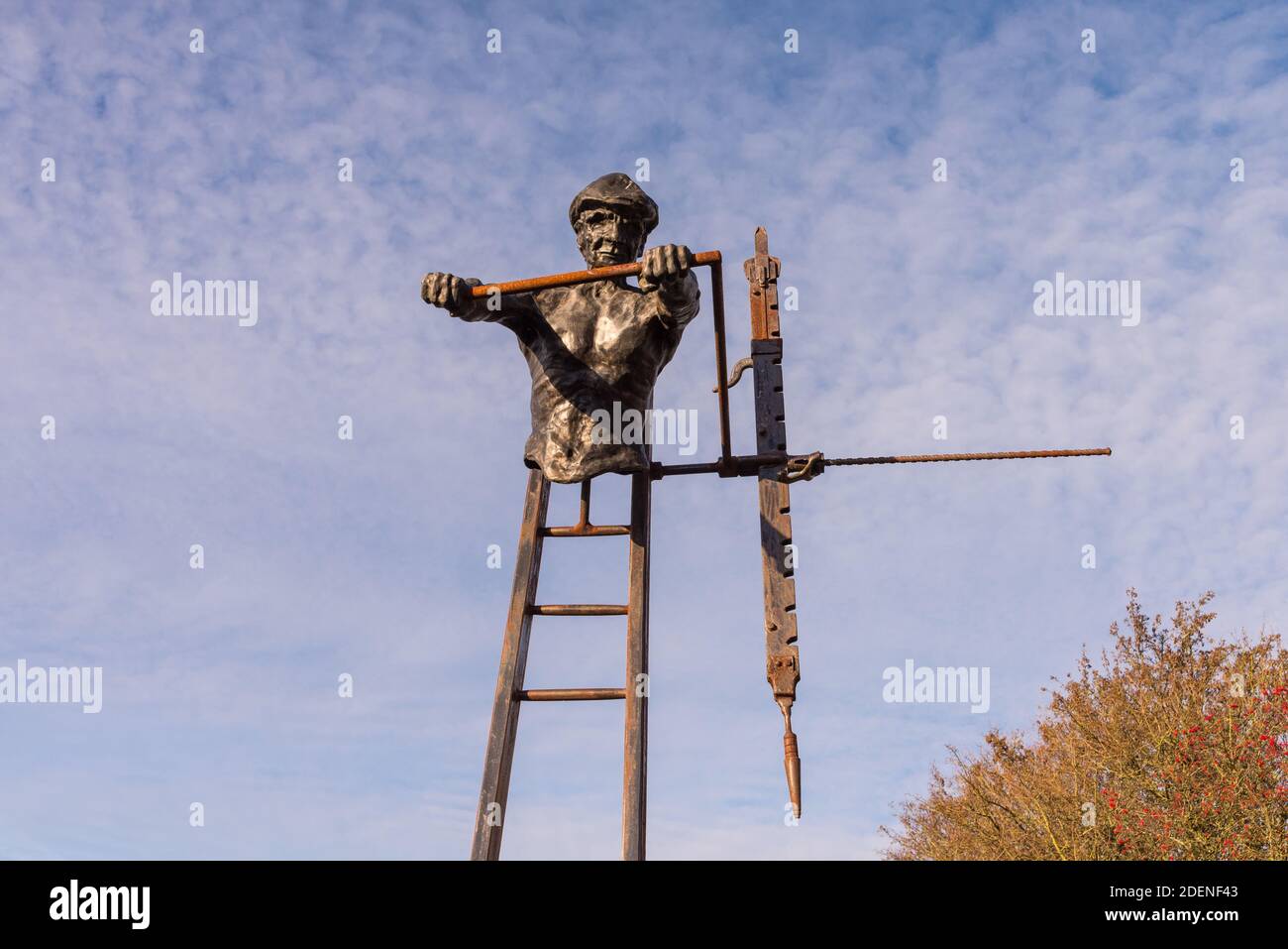 La scultura Rock Driller dell'artista del Black Country Luke Perry mostra un minatore che trivella carbone spessa cucito a mano accanto Titford Pool a Oldbury Foto Stock