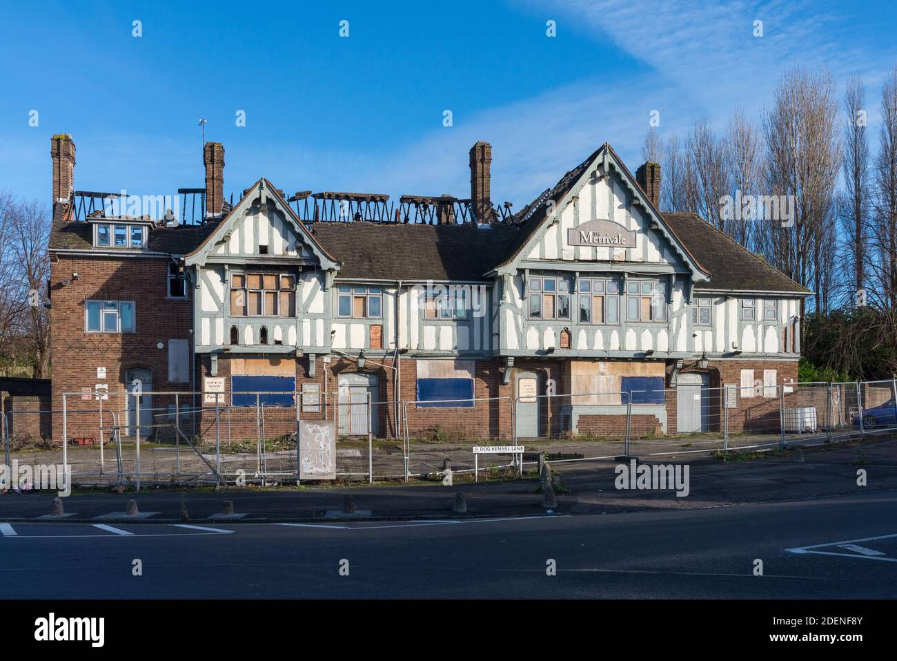 Il Merrivale derelict e il Fire laged pub a Langley, Sandwell, West Midlands è un altro esempio di un pub chiuso Foto Stock