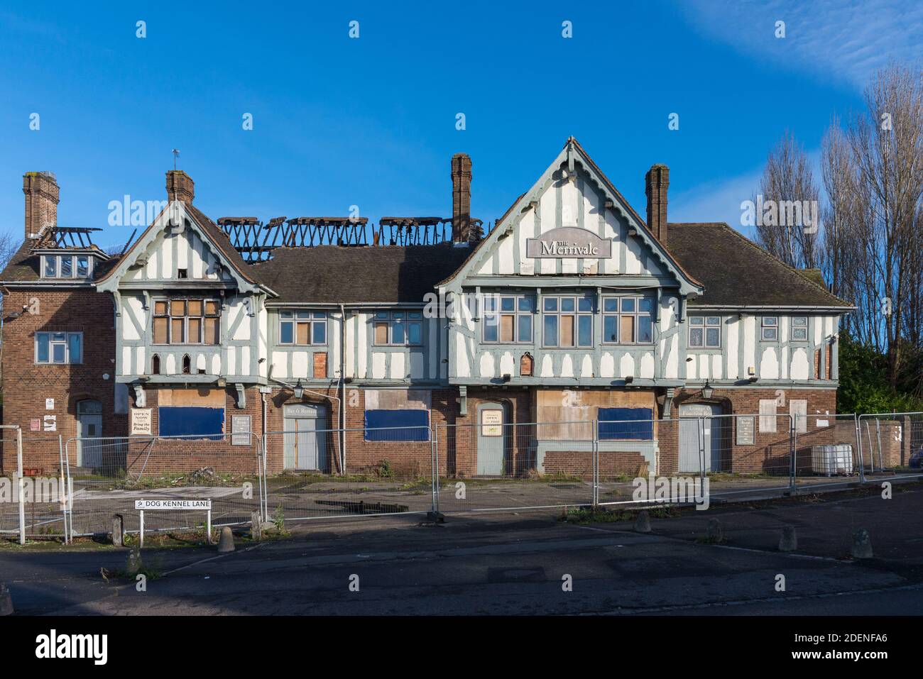 Il Merrivale derelict e il Fire laged pub a Langley, Sandwell, West Midlands è un altro esempio di un pub chiuso Foto Stock