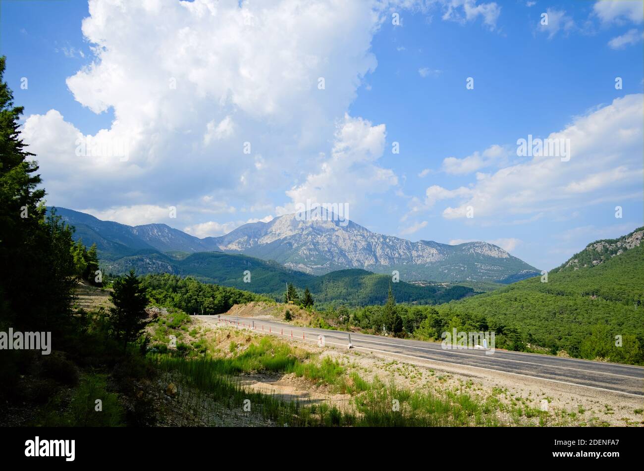 Autostrada in montagna. Cima di montagna chiamata Tahtali o Lycian Olympus su uno sfondo. Escursioni sulla Via Licia in montagna Taurus in Turchia. Foto Stock