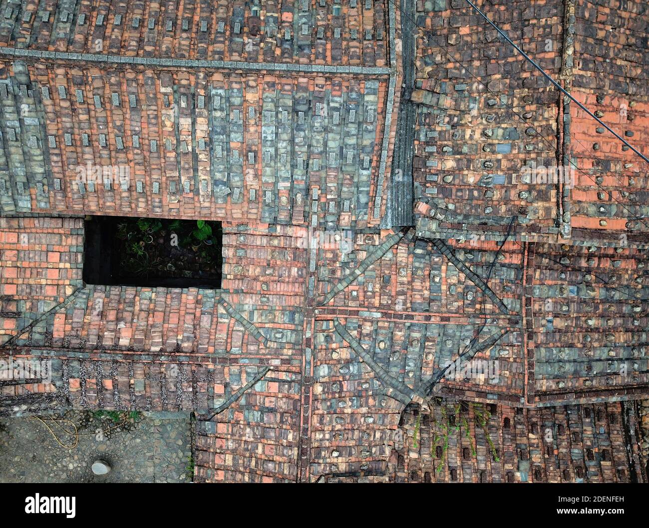 Quanzhou. 1 dicembre 2020. La foto aerea del 1 dicembre 2020 mostra una vista del villaggio di Zhangjiao nella Township di Tuling del distretto di Quan'gang, Quanzhou City, provincia del Fujian della Cina sudorientale. Zhangjiao Village, situato nella zona montagnosa nord-occidentale di Tuling Township, ha un paesaggio unico con le sue case di pietra impilate l'una sull'altra. Negli ultimi anni, il Distretto di Quan'gang ha fatto pieno uso delle caratteristiche risorse del Villaggio di Zhangjiao per sviluppare il turismo ecologico del tempo libero e promuovere la costruzione di una splendida campagna. Credit: Wei Peiquan/Xinhua/Alamy Live News Foto Stock