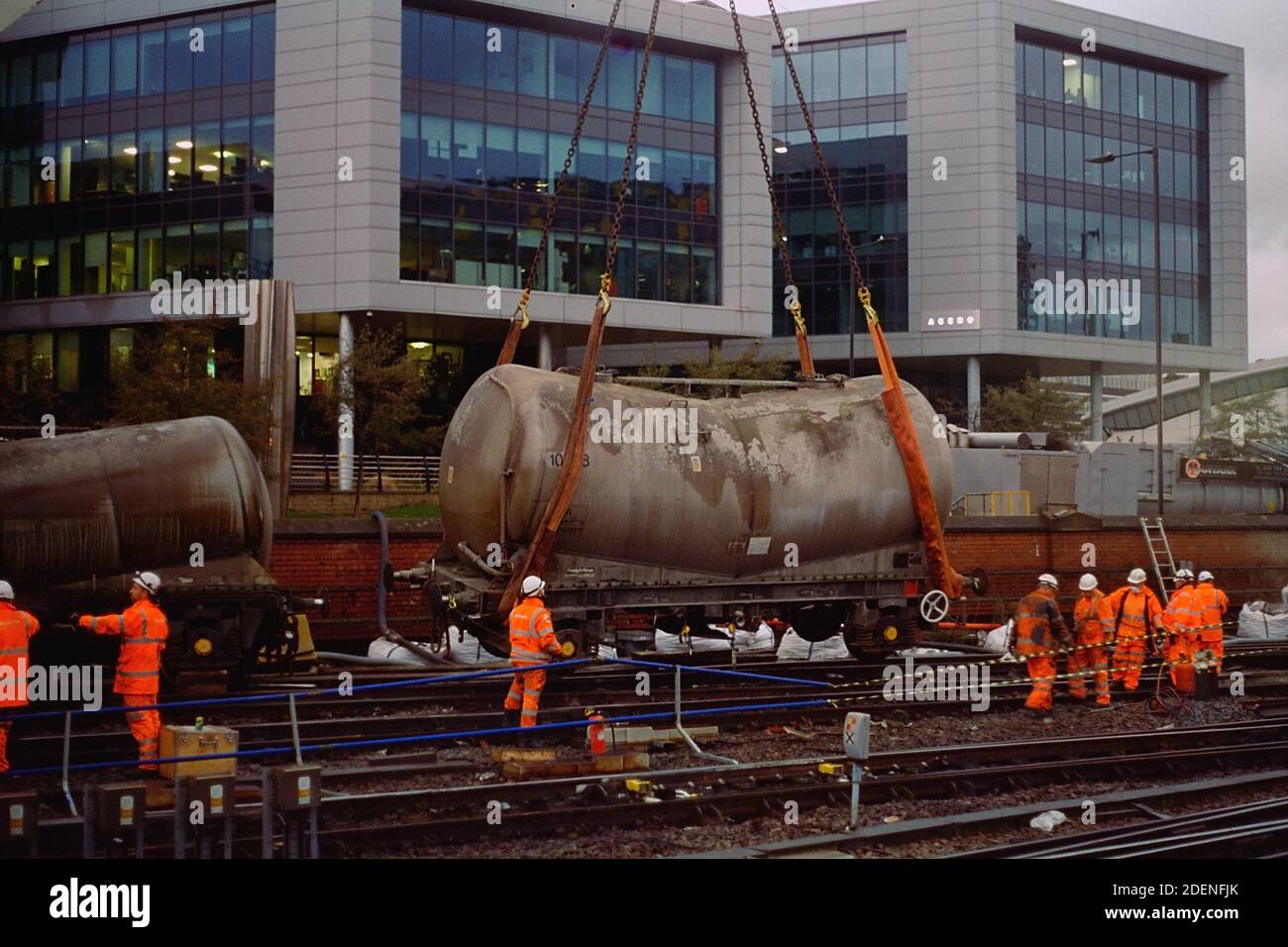 Sheffield, Regno Unito - 14 novembre 2020: Il treno merci deragliato alla stazione di Sheffield, i lavoratori ferroviari di emergenza stanno riindirizzando i carri cisterna. Foto Stock