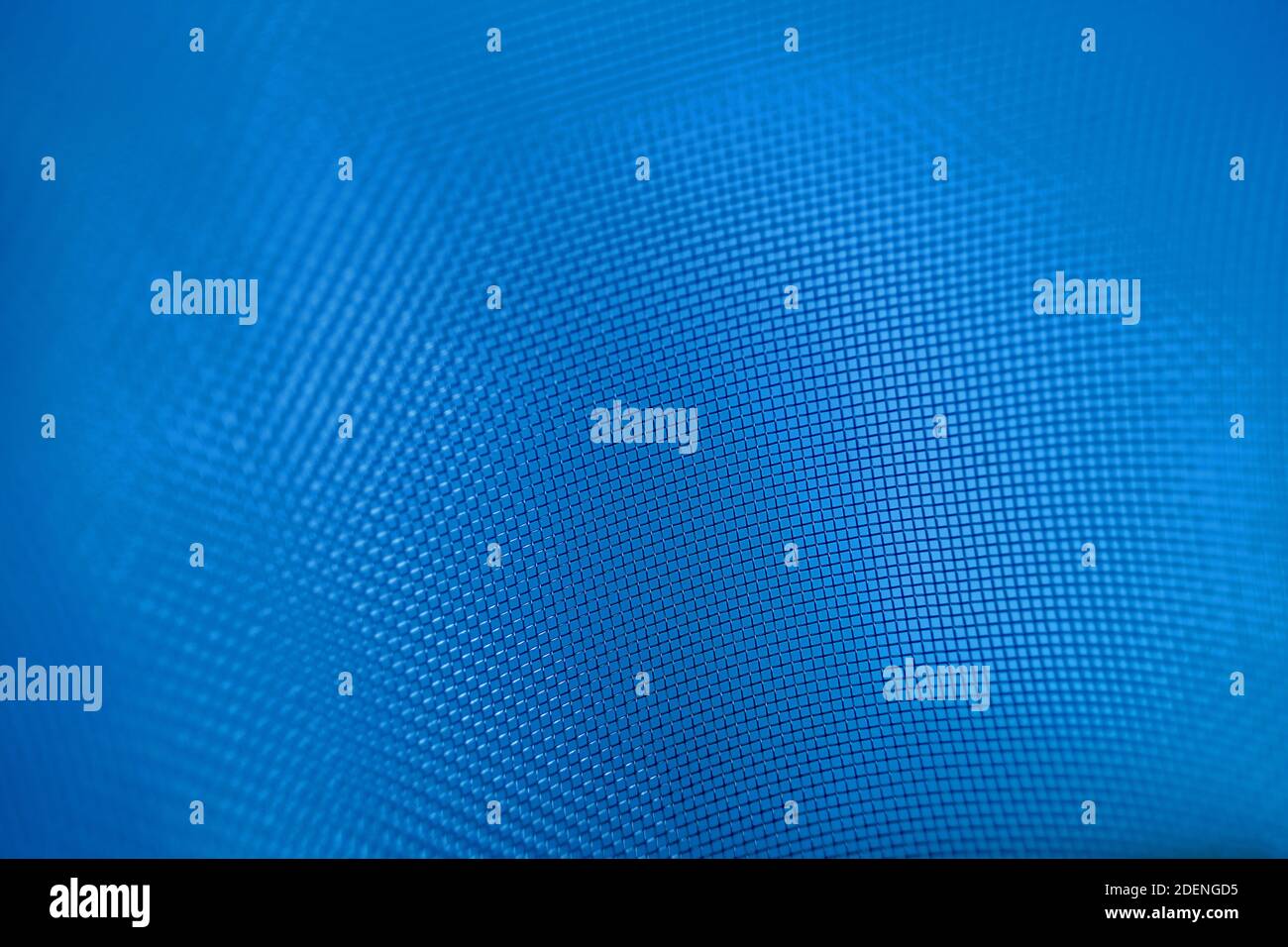 setaccio da cucina fine su sfondo blu, profondità di campo poco profonda Foto Stock