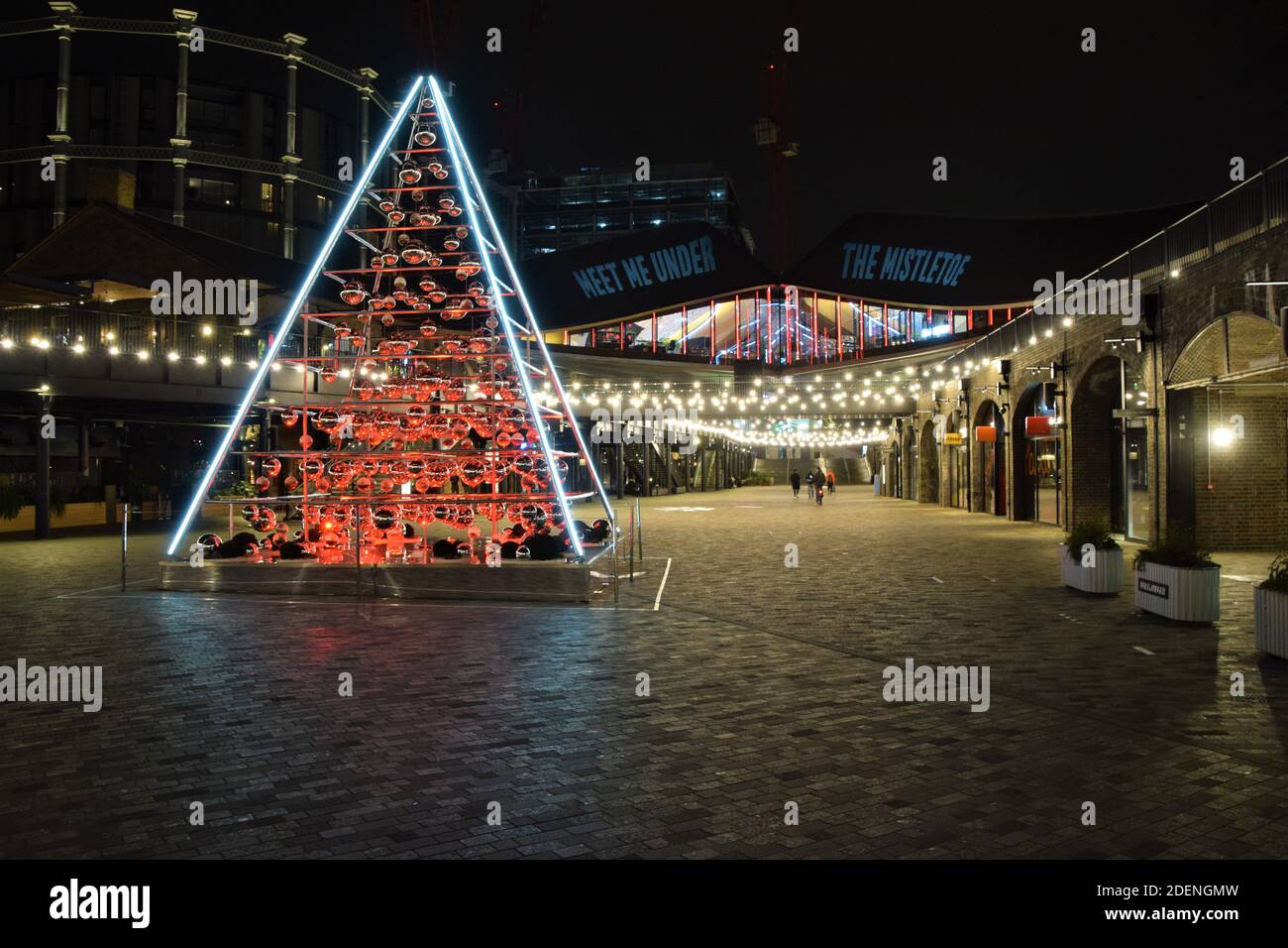 Vista notturna del terrarium Christmas Tree installato dai Botanical Boys in Coal Drops Yard, King's Cross, Londra. Foto Stock