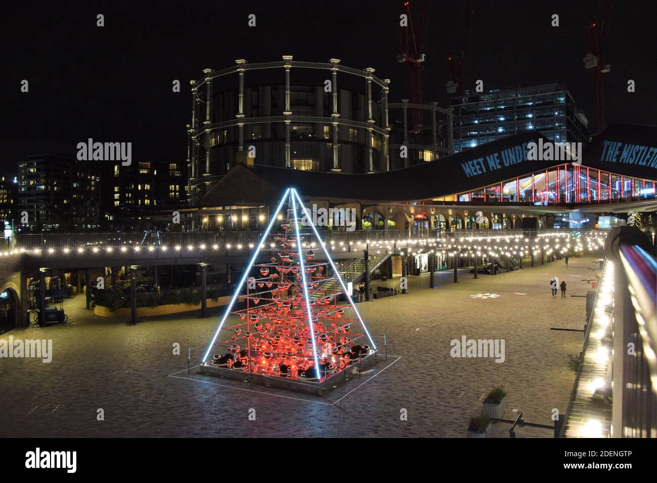 Vista notturna del terrarium Christmas Tree installato dai Botanical Boys in Coal Drops Yard, King's Cross, Londra. Foto Stock