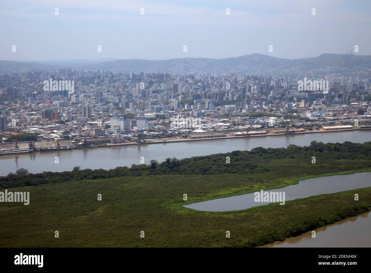 Vista aerea della regione meridionale della capitale dello stato del Rio Grande do sul, Porto Alegre, nel Brasile meridionale. Foto Stock