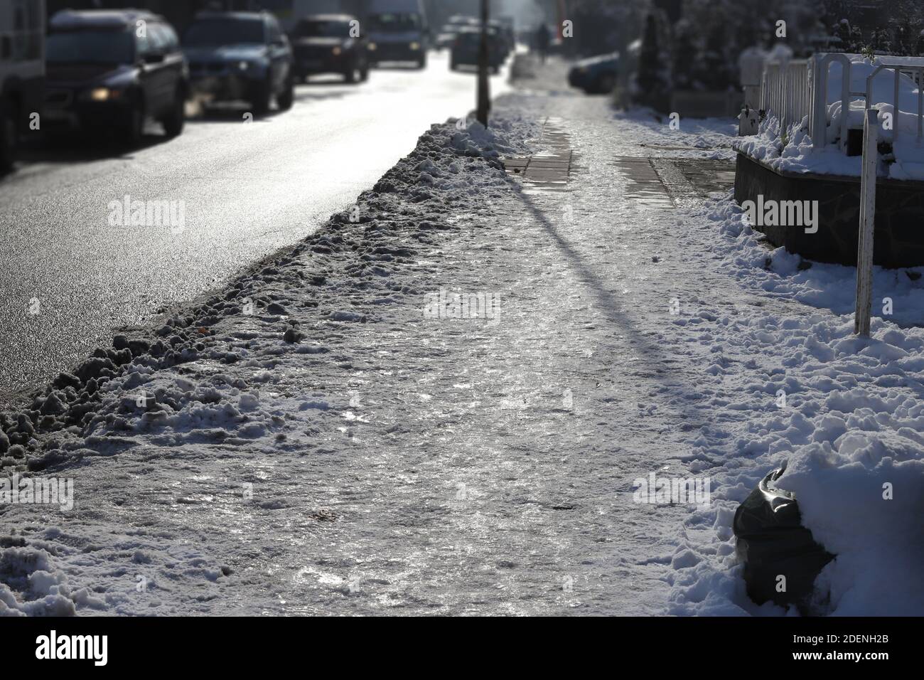 Non pulito dalla neve, marciapiede ghiacciato. Foto Stock
