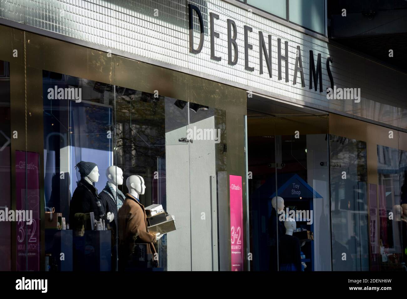 Gli acquirenti passano davanti al grande magazzino chiuso Debenhams di Oxford Street, a Londra, mentre il secondo blocco della pandemia di Coronavirus finisce, E un giorno prima che Londra entri nella restrizione Tier 2 quando i rivenditori saranno autorizzati a riaprire ancora una volta per il periodo di Natale, il 1 dicembre 2020, a Londra, Inghilterra. Si dice che 12,000 posti di lavoro siano a rischio dopo che le trattative finanziarie sono fallite il giorno dopo che Arcadia, proprietario di Topshop, è caduto nell'amministrazione. Foto Stock