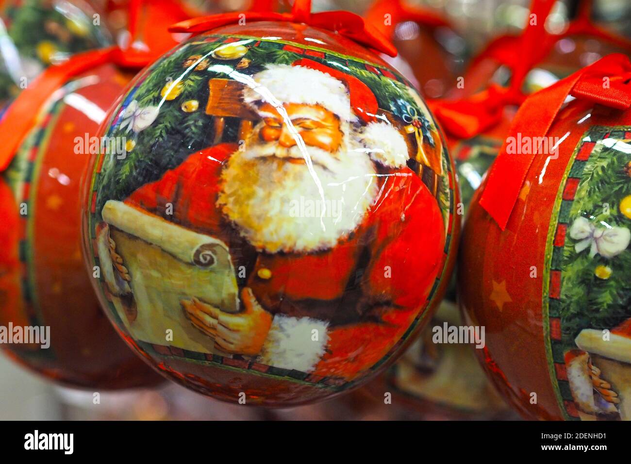 Carta di Natale o di Capodanno. Babbo Natale con regali. Decorazione dell'albero di Natale Foto Stock