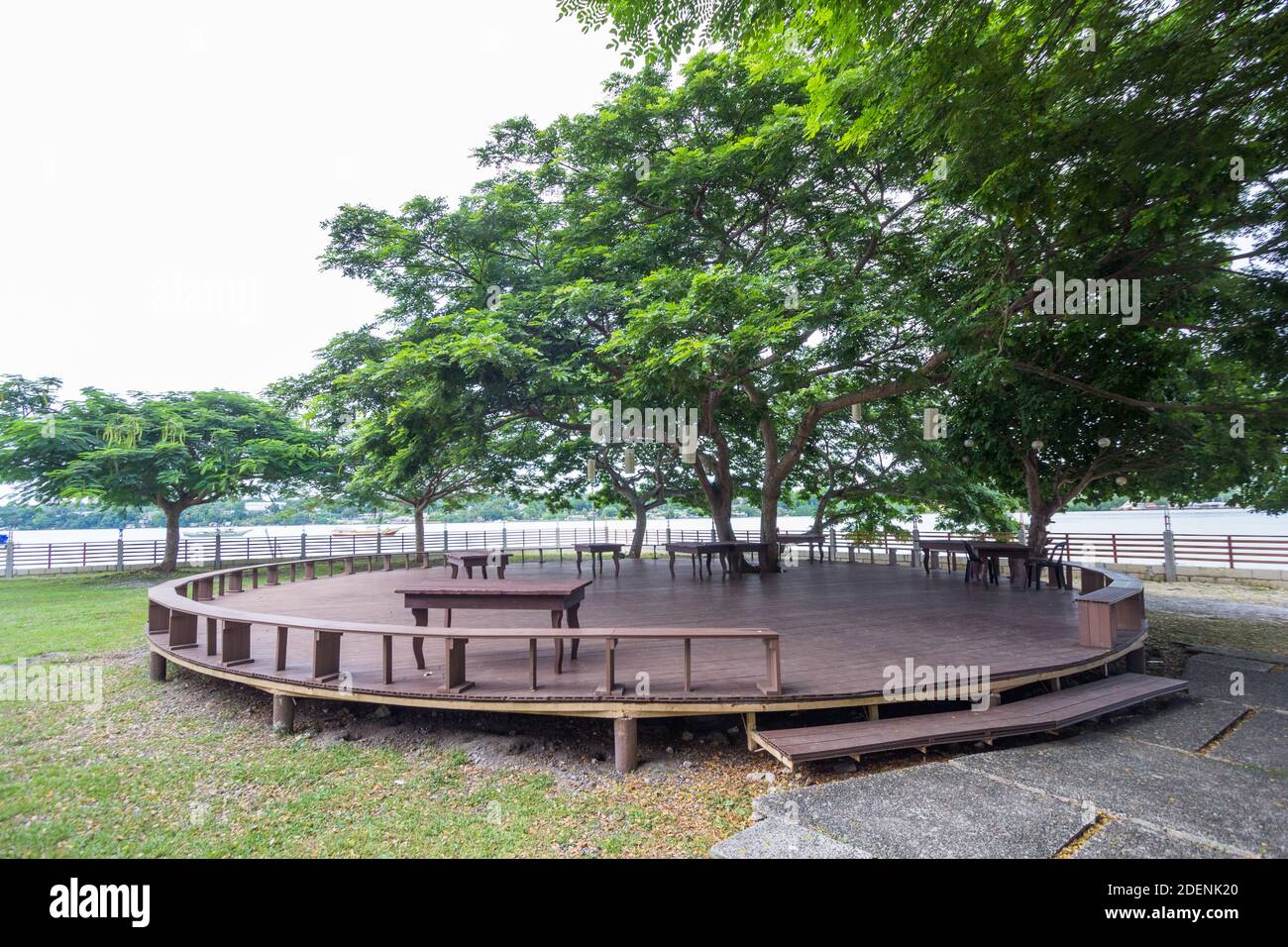 Piattaforma circolare sotto un albero di acacia a Bohol, Filippine Foto Stock