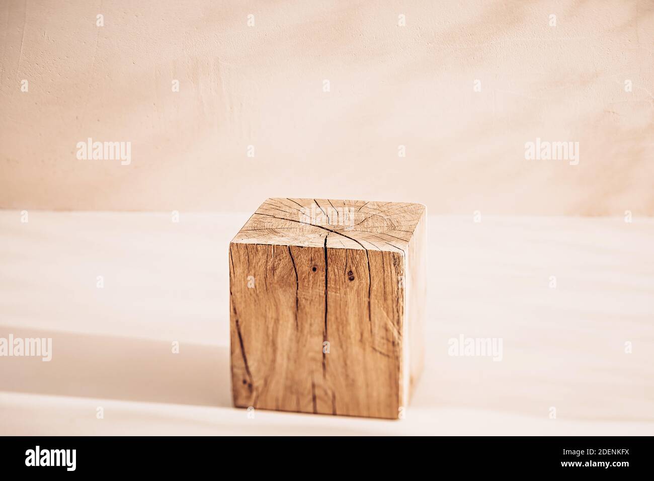 Il cubo di legno come esposizione di prodotto. Un podio per la pubblicità layout con il tuo prodotto Foto Stock