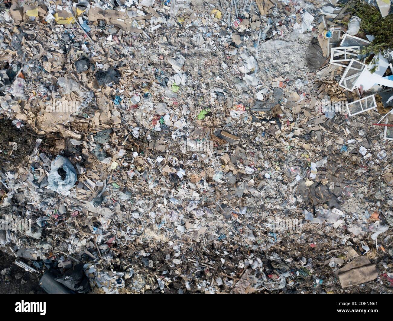 Vista aerea del sito di scarico della grande città con diversi tipi di rifiuti. Rifiuti di legno e plastica. Disastro ambientale. Foto Stock