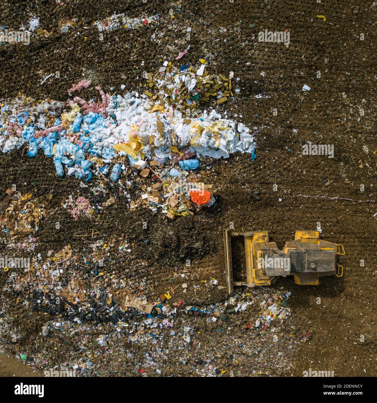 Smistamento dei rifiuti sul sito di scarico. Apripista giallo. Vista aerea della discarica. Inquinamento ambientale. Foto Stock