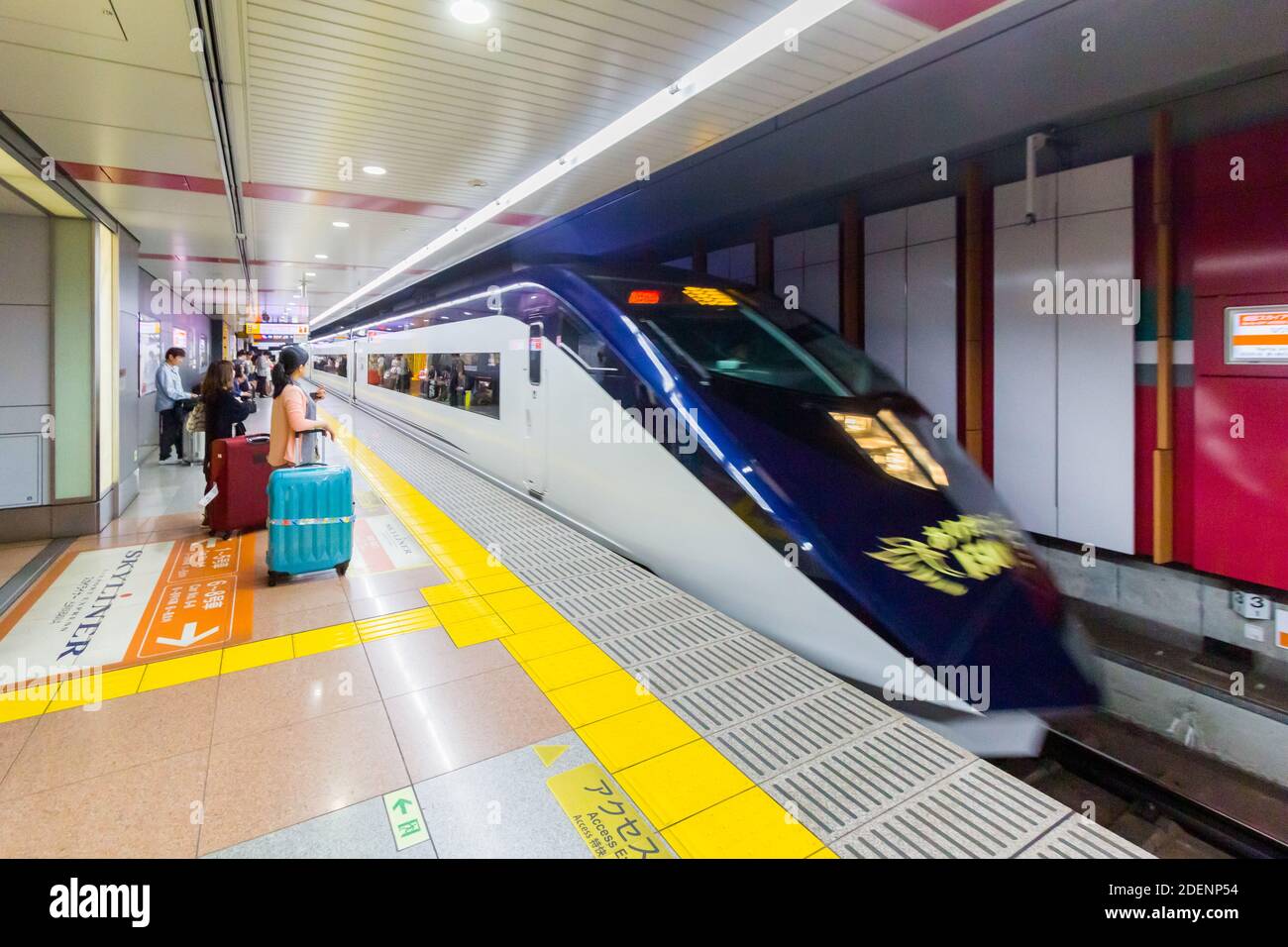 Un treno ad alta velocità arriva alla stazione ferroviaria dell'Aeroporto Narita di Tokyo, Giappone Foto Stock