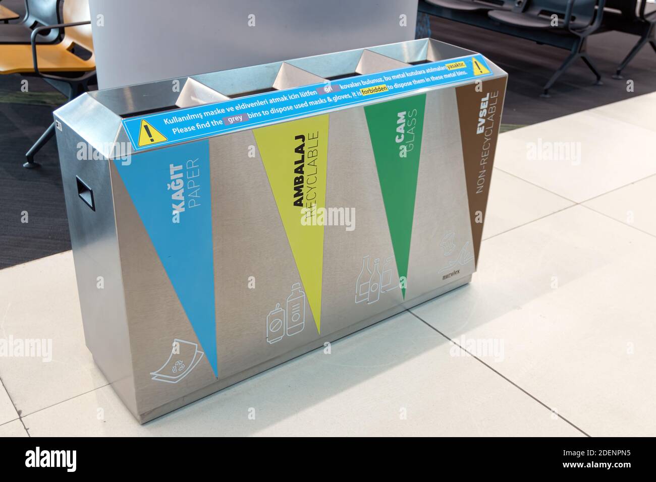 AEROPORTO DI ISTANBUL, TURCHIA - 8 OTTOBRE 2020: Bidoni in acciaio riciclati dall'aeroporto per la raccolta differenziata dei rifiuti Foto Stock