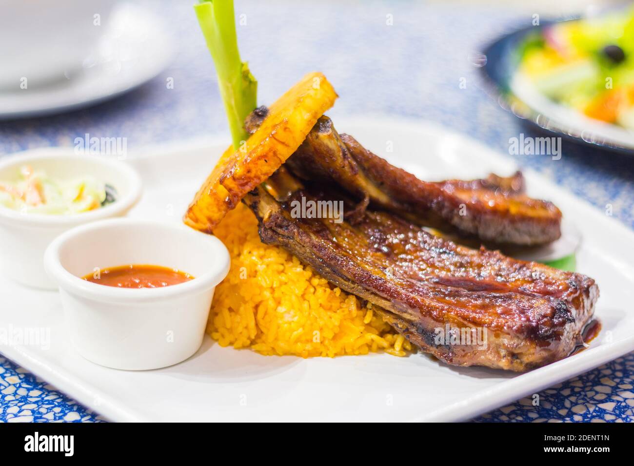 Costolette di maiale e riso giava in un ristorante dell'hotel a Baler, Filippine Foto Stock