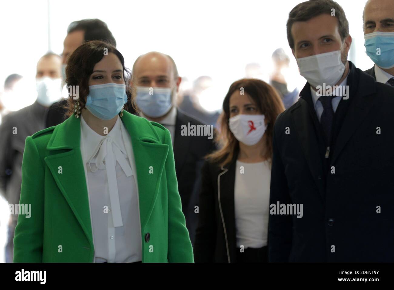 Madrid, Spagna, 01/12/2020.- Inaugurazione del nuovo Ospedale Isabel Zendal di Madrid: 80,000 metri quadrati, 1,000 posti letto e 50 unità di terapia intensiva (ICU) il presidente della Comunità di Madrid, Isabel Díaz Ayuso (L), ha presieduto l'inaugurazione del nuovo Centro di emergenza Isabel Zendal, situato a Valdebebas, Madrid, Costruito in tre mesi e ancora incompiuto e senza il personale necessario e senza nuove assunzioni di personale, il presidente di Madrid accompagnato da Pablo Casado (R), presidente del suo partito il Partito popolare (PP) Foto: Juan Carlos Rojas | utilizzo in tutto il mondo Foto Stock