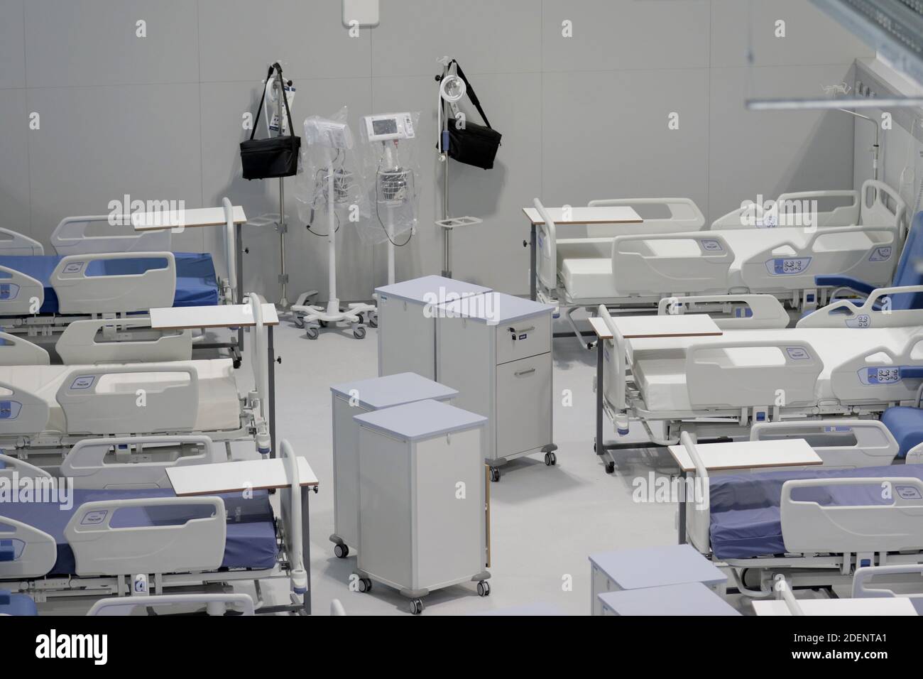 Madrid, Spagna, 01/12/2020.- Inaugurazione del nuovo Ospedale Isabel Zendal di Madrid: 80,000 metri quadrati, 1,000 posti letto e 50 unità di terapia intensiva (ICU) il presidente della Comunità di Madrid, Isabel Díaz Ayuso, ha presieduto l'inaugurazione del nuovo Centro di emergenza Isabel Zendal, situato a Valdebebas, Madrid, Costruito in tre mesi e ancora incompiuto e senza il personale necessario e senza nuove assunzioni di personale, il presidente di Madrid accompagnato dal sindaco José Luis Martínez-Almeida e Pablo Casado, presidente del suo partito il Partito popolare (PP) Foto: Juan Carlos Roja Foto Stock