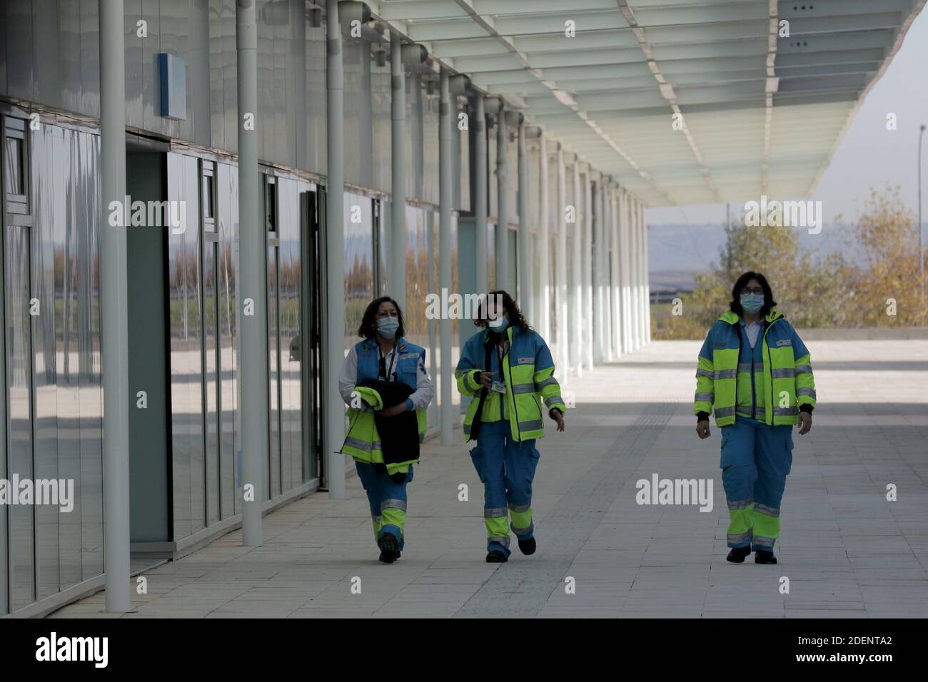 Madrid, Spagna, 01/12/2020.- Inaugurazione del nuovo Ospedale Isabel Zendal di Madrid: 80,000 metri quadrati, 1,000 posti letto e 50 unità di terapia intensiva (ICU) il presidente della Comunità di Madrid, Isabel Díaz Ayuso, ha presieduto l'inaugurazione del nuovo Centro di emergenza Isabel Zendal, situato a Valdebebas, Madrid, Costruito in tre mesi e ancora incompiuto e senza il personale necessario e senza nuove assunzioni di personale, il presidente di Madrid accompagnato dal sindaco José Luis Martínez-Almeida e Pablo Casado, presidente del suo partito il Partito popolare (PP) Foto: Juan Carlos Roja Foto Stock