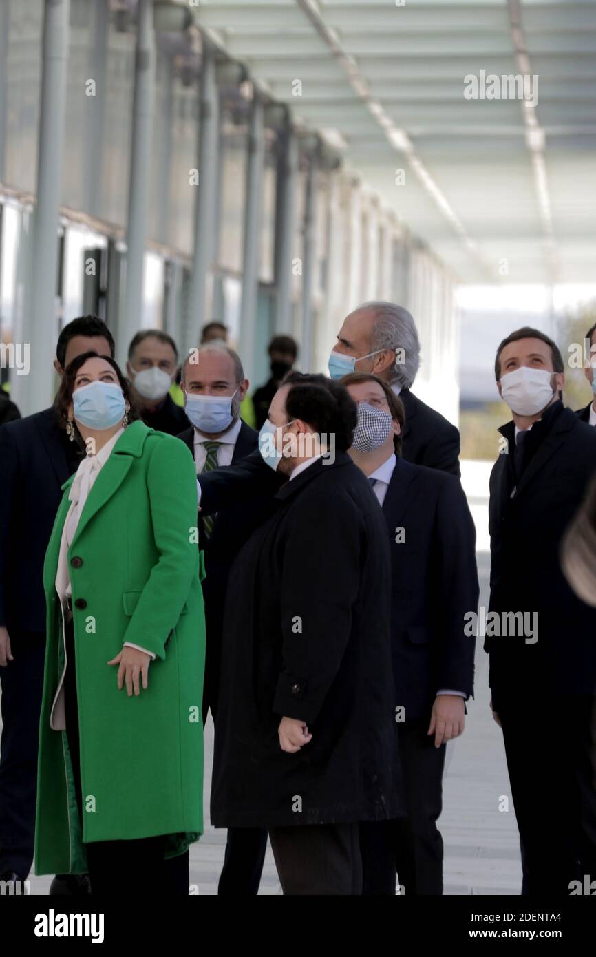 Madrid, Spagna, 01/12/2020.- Inaugurazione del nuovo Ospedale Isabel Zendal di Madrid: 80,000 metri quadrati, 1,000 posti letto e 50 unità di terapia intensiva (ICU) il presidente della Comunità di Madrid, Isabel Díaz Ayuso, ha presieduto l'inaugurazione del nuovo Centro di emergenza Isabel Zendal, situato a Valdebebas, Madrid, Costruito in tre mesi e ancora incompiuto e senza il personale necessario e senza nuove assunzioni di personale, il presidente di Madrid accompagnato dal sindaco José Luis Martínez-Almeida e Pablo Casado (R) presidente del suo partito il Partito popolare (PP) Foto: Juan Carlos R. Foto Stock
